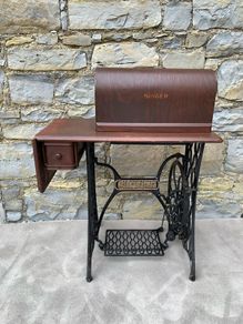 Antique Singer 15K28 Treadle sewing machine.