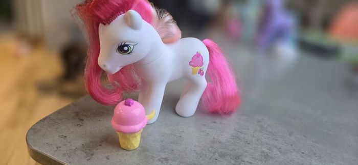 Strawberry Suprise with HTF accessory Scented MLP G3 My Little Pony 2005