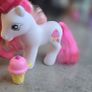 Strawberry Suprise with HTF accessory Scented MLP G3 My Little Pony 2005 Image 3