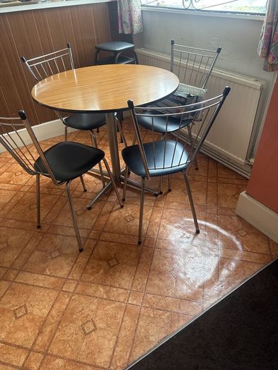 TABLE & chairs & 2 Bar stools FREE