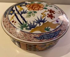 Japanese Imari ware  large 6 inch lidded dish