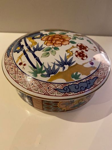 Japanese Imari ware  large 6 inch lidded dish