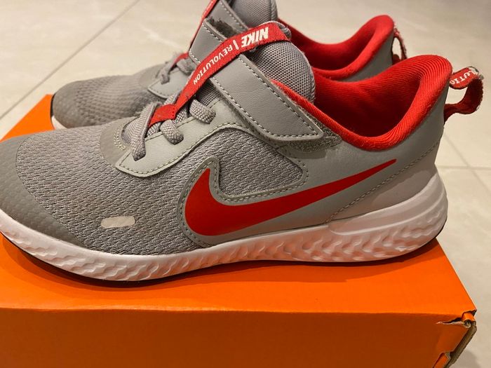 Nike revolution