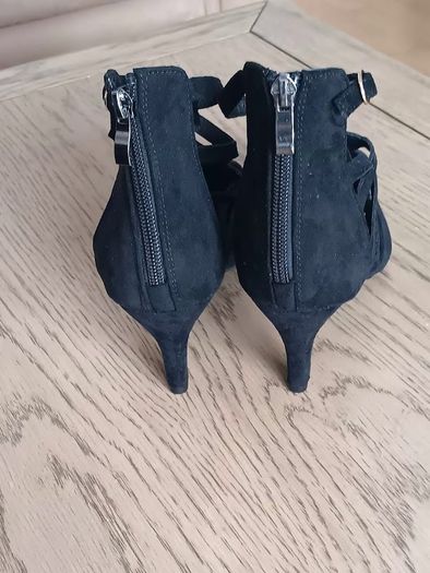 Black faux-suede low heel shoe