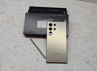 Samsung Galaxy S24 Ultra Mint Condition (Cracked Screen, Fully Functional) with Box & Accessories