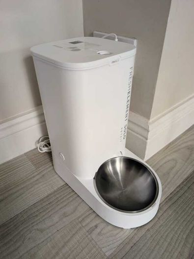 Intelligent automatic feeder for cats or smaller dogs