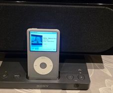 Apple ipod 7gen bundle, docking station and headphones