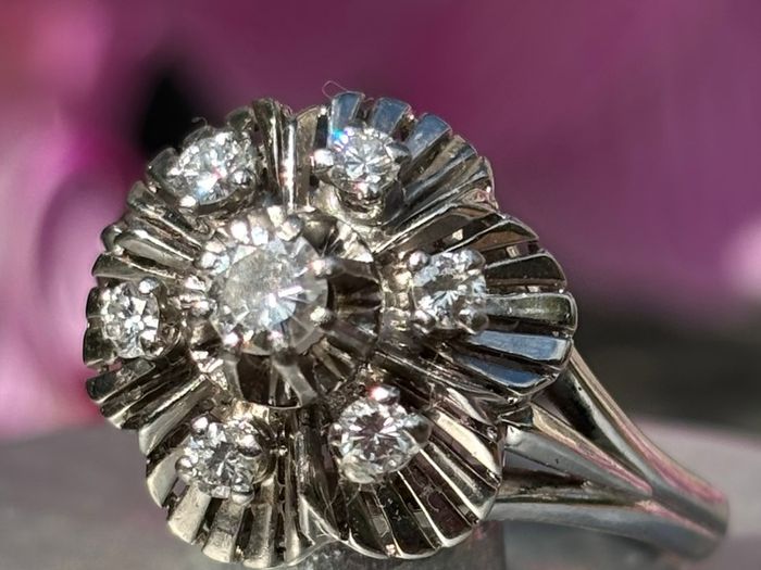 Antique Art Deco 18ct Gold and  Diamond Daisy Ring