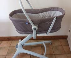 Chicco Baby Hug 4-in-1 + extra Chicco mattress.