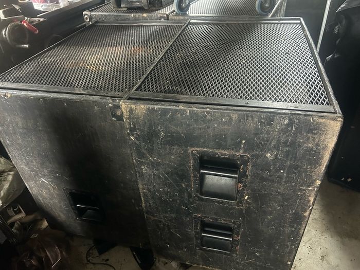 EAW double 15" sub with wheels
