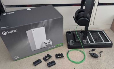 xbox series X Bundle (Digital Edition, less than 6 months old!)