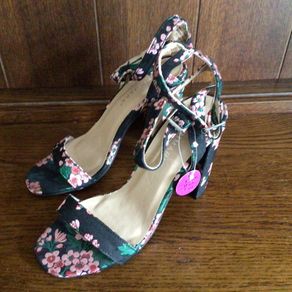 BNWTS Ladies High block heel Black floral sandals size 5 includes post