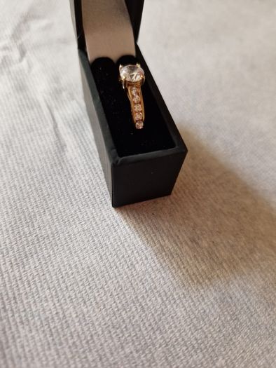 9ct Gold Ring with Beautiful Setting