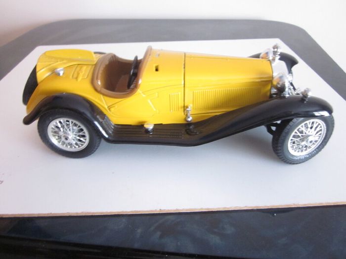 Burago Alfa Romeo 2300 Spider 1932, Diecast Model Car 1/18