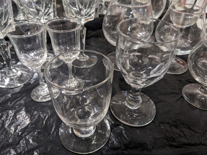 Mixture of 14 drinking glasses