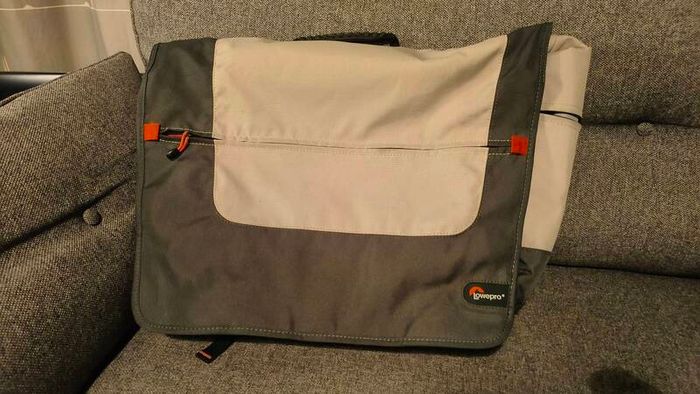 Lowepro Laptop Messenger Bag  Fits up to 20inch Laptop