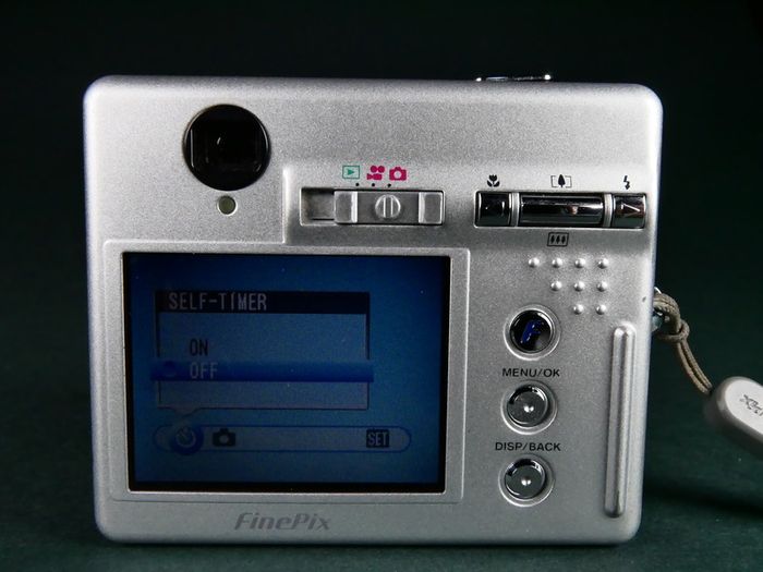 FUJIFILM FinePix F440 Digital Camera 4megapixel