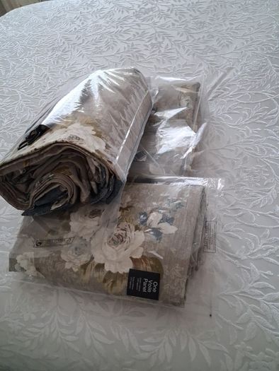 Curtins 2 pairs+one single curtin + 2 single bed runners to match