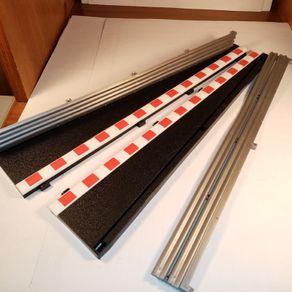 Scalextric C8233: Lead In/Out Black Straight Borders with Barriers