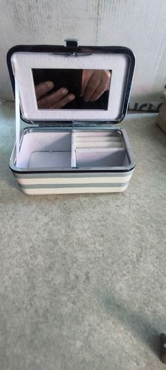 2 Different itmes--1- small travel jewelry case or organizer 12.00 euro. 2-trinklet stone box with lid and nop or could be butter dish,15.00 euro.