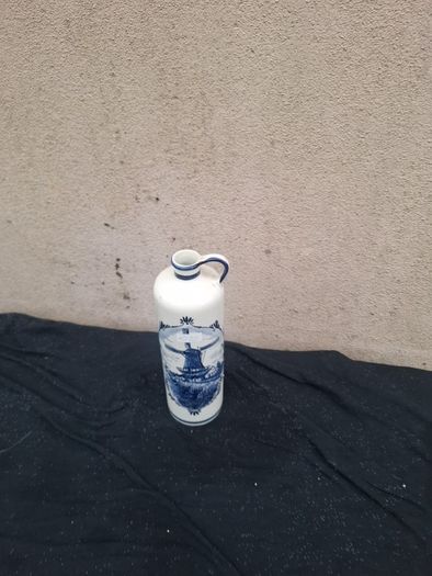 Delft ceramic bottle postage possible