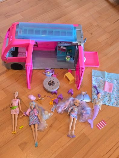 Barbie Camper Van plus dolls
