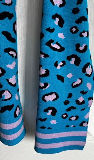 New MINUETO blue and pink leopard print scarf