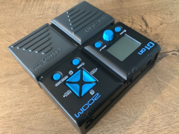 ZOOM G1on guitar multi-effects processor with PSU