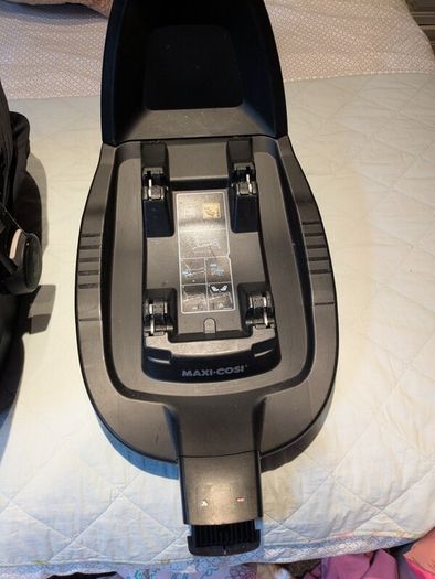 Maxi-Cosi Tinca infant car seat plus isofix base