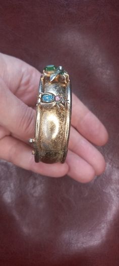 Vintage jewelry is sold individually for 5 to 10 euros