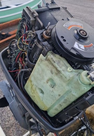 Mariner 125hp 2-Stroke Outboard 4 Parts or repair