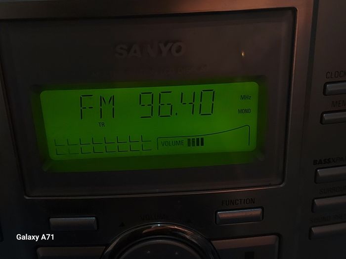 Sanyo Mini HiFi System, Radio, CD and Tape Cassette, Model DC-DA100, with 2 Sanyo Speakers, and Remote Control