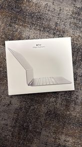 iPad Pro 13-inch (MAGIC KEYBOARD) British English WHITE Brand New Sealed 1 Year Warranty