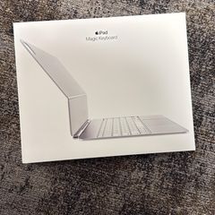 iPad Pro 13-inch (MAGIC KEYBOARD) British English WHITE Brand New Sealed 1 Year Warranty