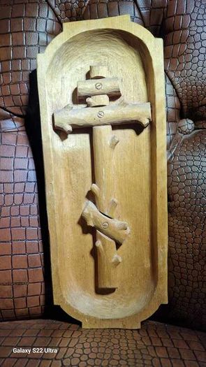 Sculptures, portraits made of wood.
