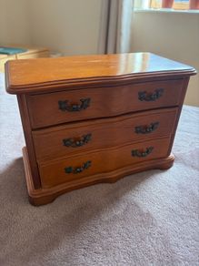 Chest of drawers jewelry box