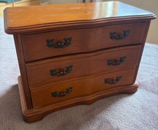 Chest of drawers jewelry box