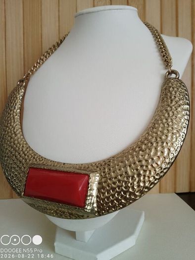 Chunky Hammered Gold Tone Collar Necklace  Red Cabochon