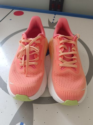 Hoka Arahi 7 Coral