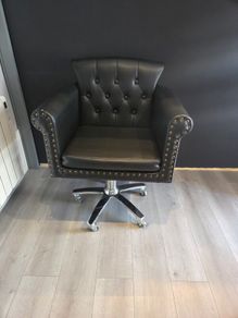 Salon chair