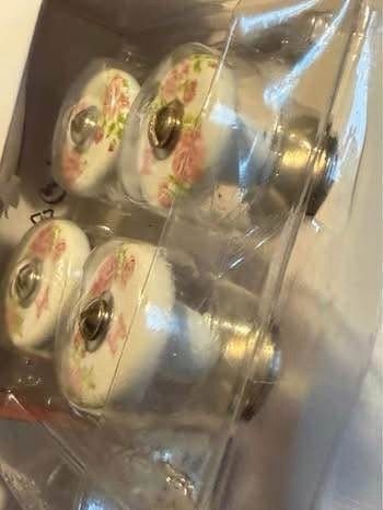 4 ceramic knobs