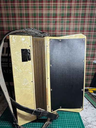 Piano accordion Hohner 80 bass.