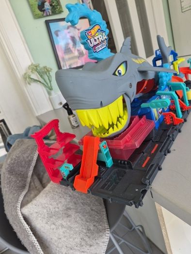 HotWheels shark carwash