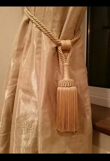 Heavy Curtains+ tie backs