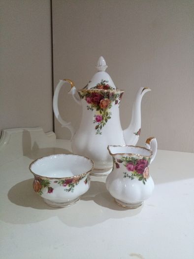 Bone China Royal Albert Old Country Roses 3 piece Coffee set