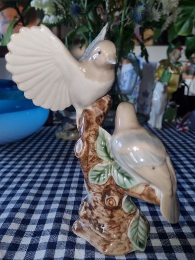 Vintage figurine of two birds