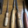 2 vintage planes 4 wood carving chisels Image 3