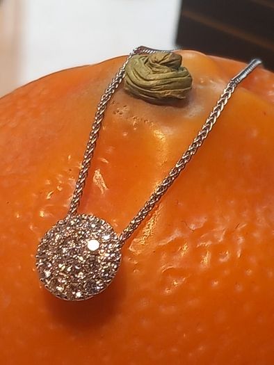 Beautiful diamond pendant 18ct white gold 19 round brilliant cut diamonds 2g, D18 free reg post