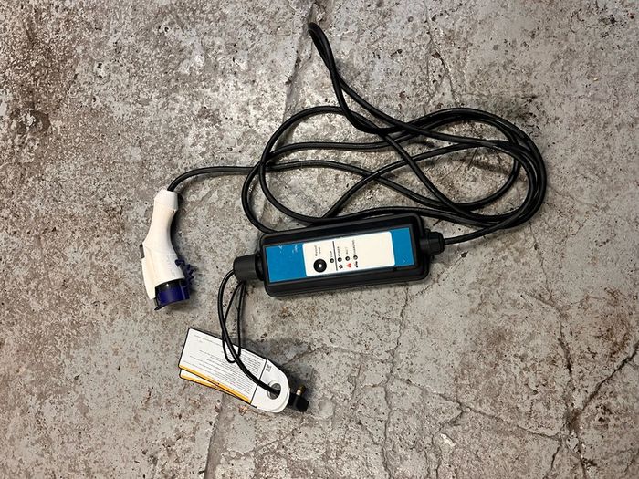 Yazaki portable car charger