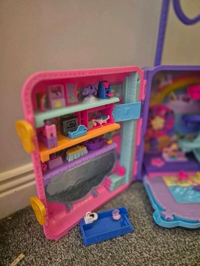 Polly Pocket play Suitcase
